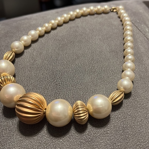 Vintage Off white and gold necklace - Picture 4 of 4